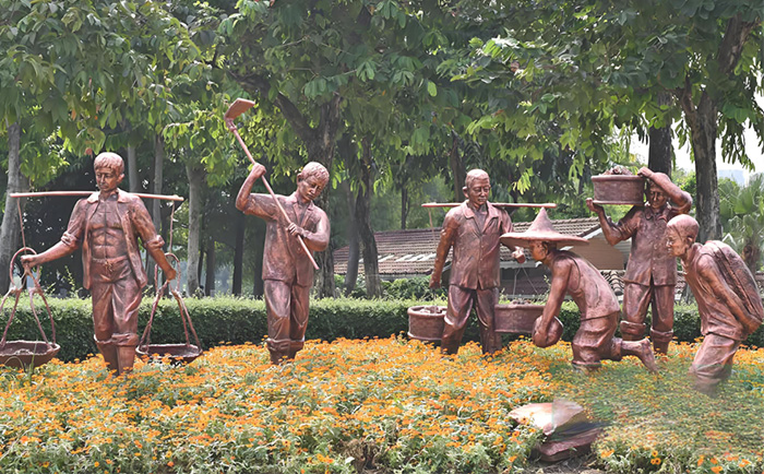 銅雕人物，為步行街注入“人情味”