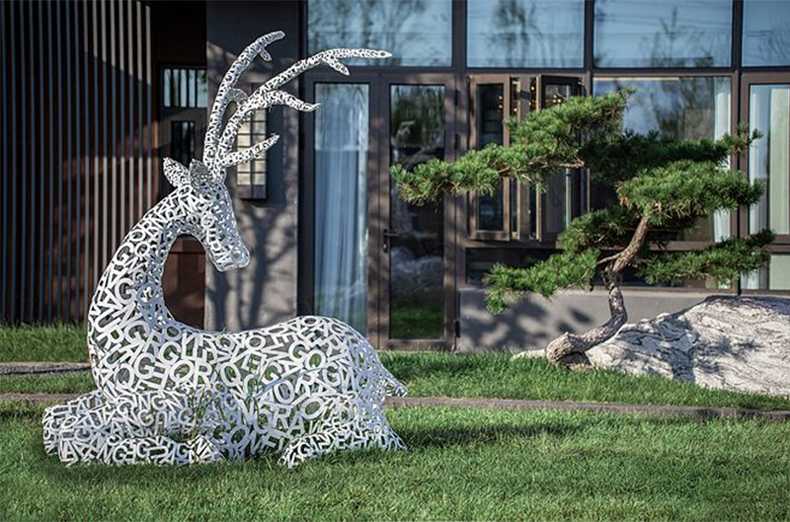 不銹鋼鹿，不銹鋼鏤空鹿，鏤空鹿景觀擺件，鏤空鹿雕塑，河北不銹鋼鹿廠家.jpg