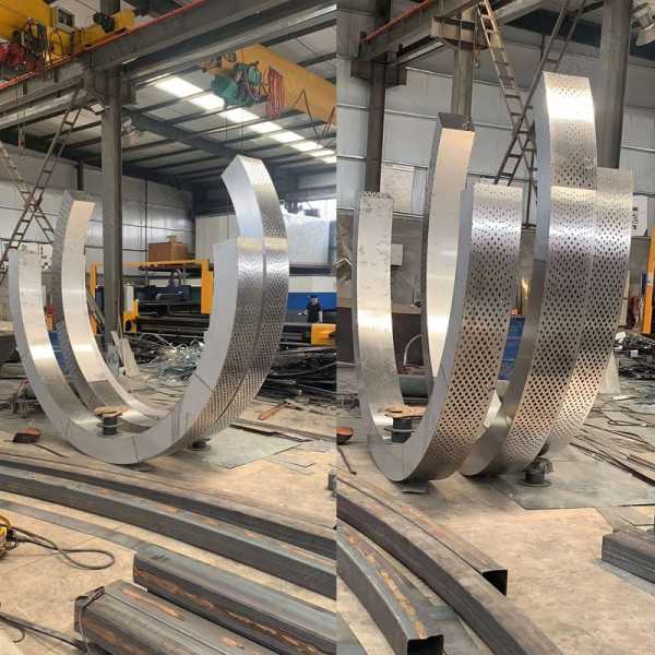 不銹鋼雕塑是因?yàn)槟男﹥?yōu)點(diǎn)被應(yīng)用的呢？