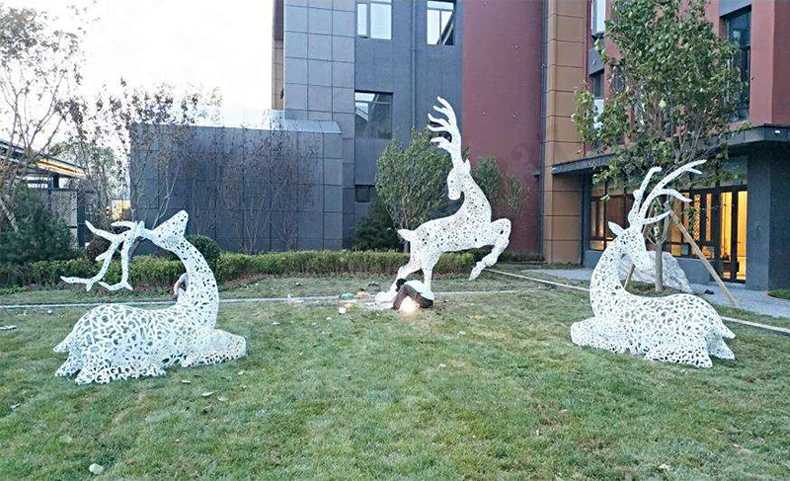 不銹鋼鹿，不銹鋼鏤空鹿，鏤空鹿景觀擺件，鏤空鹿雕塑，河北不銹鋼鹿廠家3.jpg