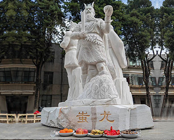 云南石雕黃帝、炎帝、蚩尤雕塑安裝效果展示