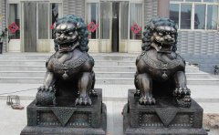 銅獅子雕塑應(yīng)該怎樣擺放？